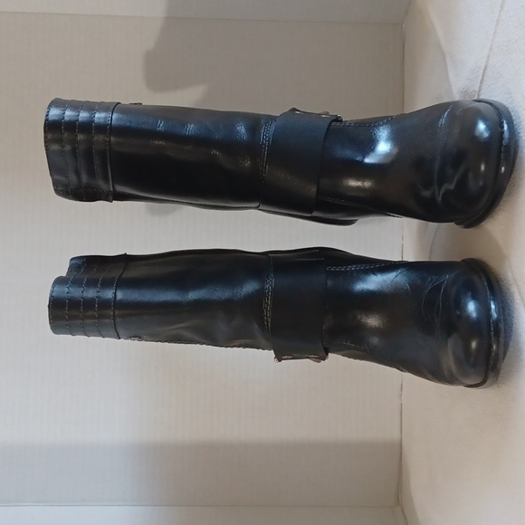 Harley Davidson calf heigth, 3.5 in heeled boots Sz 7 with a pewter belt accent. - Picture 3 of 11